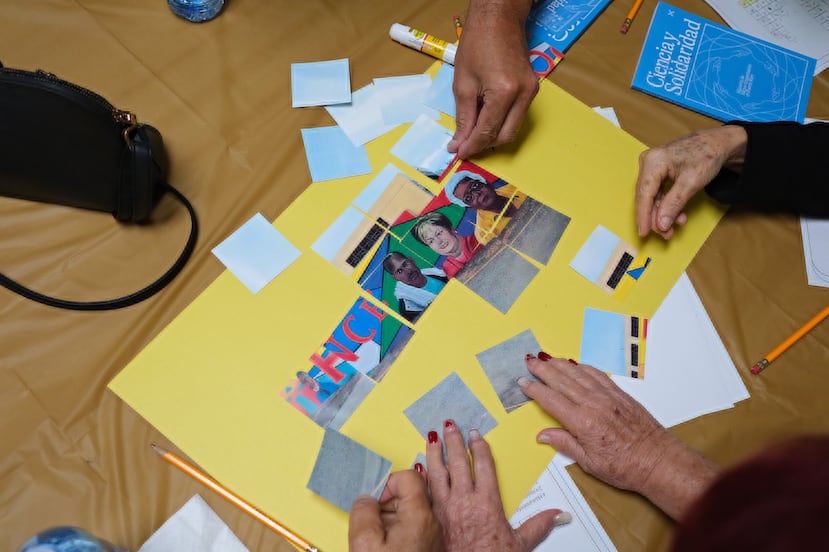 Participantes armando un rompecabezas, como parte de las actividades interactivas del evento.