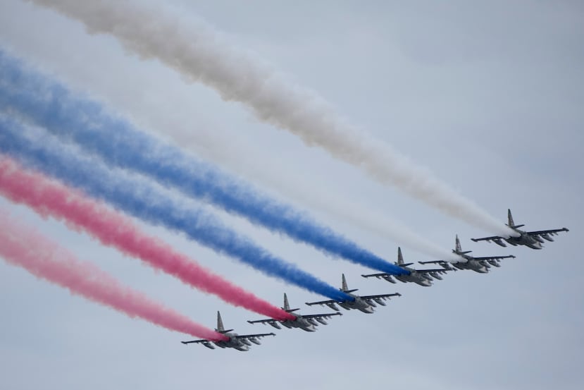 Aviones Su-25 de la Fuerza Aérea Rusa sobrevuelan la Plaza Roja dejando estelas de humo con los colores de la bandera rusa durante el desfile militar del Día de la Victoria en Moscú, el sábado 9 de mayo de 2026, en el marco de las celebraciones del 81.º aniversario de la victoria de la Unión Soviética sobre la Alemania nazi durante la Segunda Guerra Mundial. (Foto AP/Pavel Bednyakov, Pool)