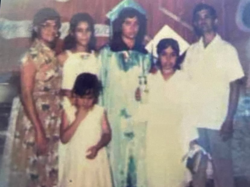 Toda la familia de Rosa Elena Torres falleció en la tragedia de Mameyes. De izquierda a derecha, atrás, la madre, Blanca Esther Serrano, Rosa Elena Torres, su hermana mayor, Delma Ivelisse Torres, su padre, Manuel “Chucho” Torres y, al frente, de izquierda a derecha, sus hermanas menores Charito y Del Carmen Torres.