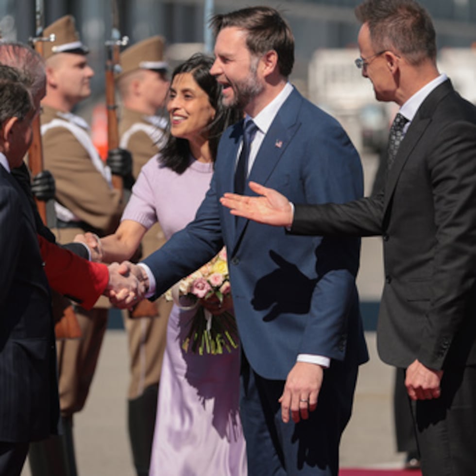 El ministro húngaro de Exteriores, Peter Szijjarto (derecha), recibe al vicepresidente de Estados Unidos, JD Vance, y su esposa, Usha Vance.