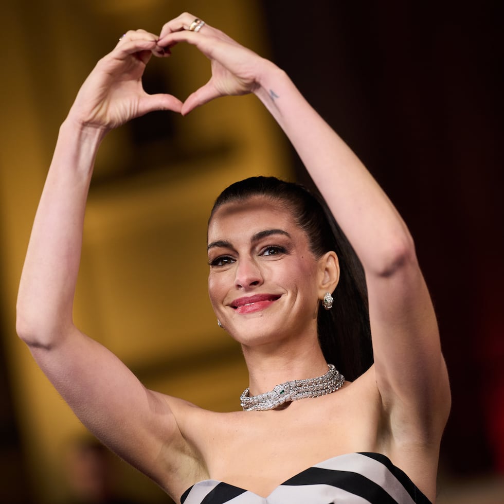 Hathaway fue peinada y maquillada por Orlando Pita y Gucci Westman