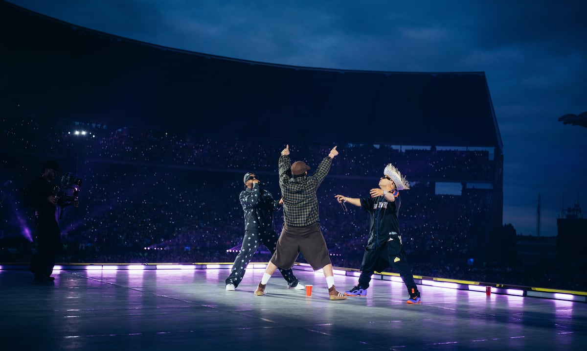 Bad Bunny cierra gira "DeBÍ TiRAR MáS FOToS" en Bruselas con Jowell & Randy