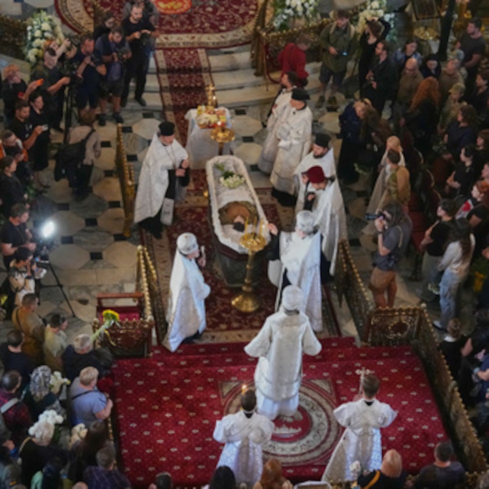 Varios sacerdotes oficiaron la ceremonia de despedida de Oleksiy Yukov —quien falleció mientras exhumaba los cadáveres de soldados caídos en el frente de la región de Donetsk— en la catedral de San Vladimiro de Kiev, Ucrania.