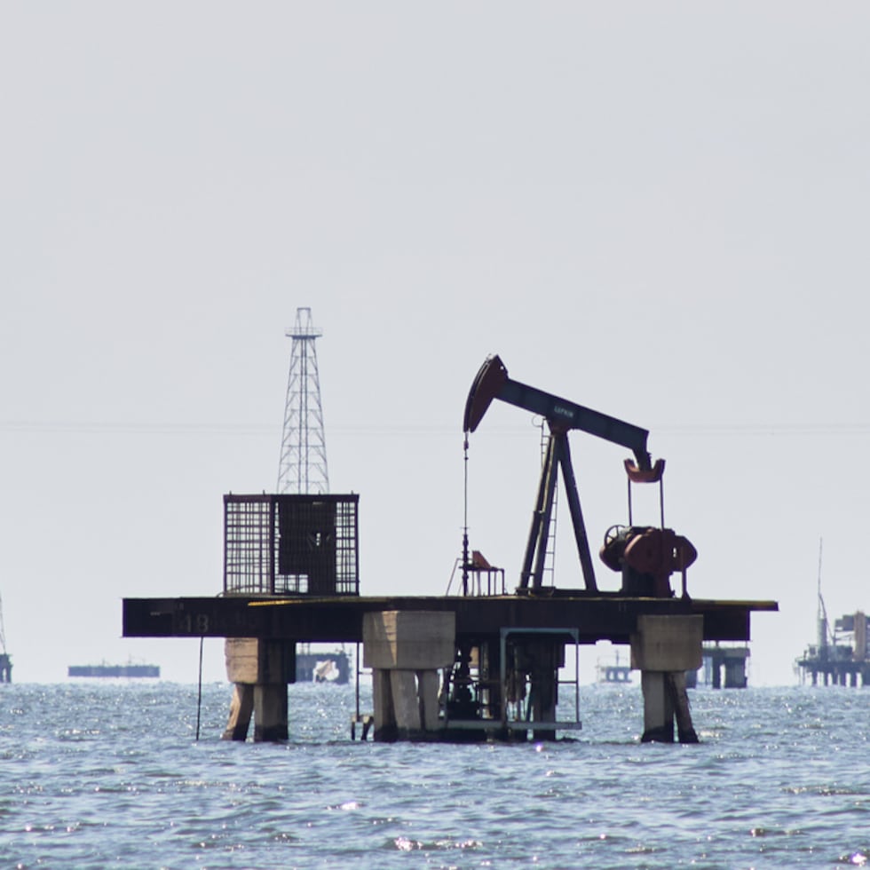 Una bomba de extracción de petróleo permanece sin uso en Cabimas, Venezuela.