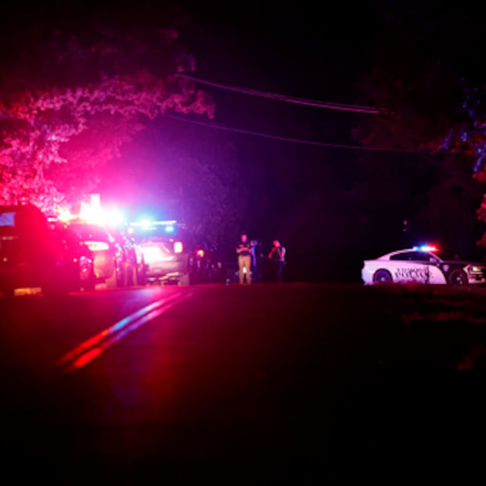 La policía bloquea cerca del bulevar S. Air Depot en Edmond, Oklahoma, después de un tiroteo en un campamento en el lago Arcadia.