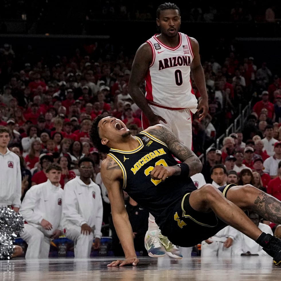 El delantero de Michigan Yaxel Lendeborg (23) cae durante una jugada contra Arizona.