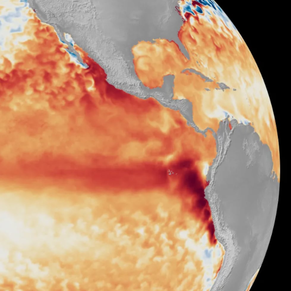 Imágenes satelitales que muestran la diferencia respecto a las temperaturas promedio de la superficie del mar en el ecuador, en el océano Pacífico tropical (representadas mediante diversas tonalidades de rojo y naranja para indicar temperaturas más cálidas), durante la primera semana de junio de 2026, en comparación con la línea de base utilizada por el programa Coral Reef Watch de la NOAA.
