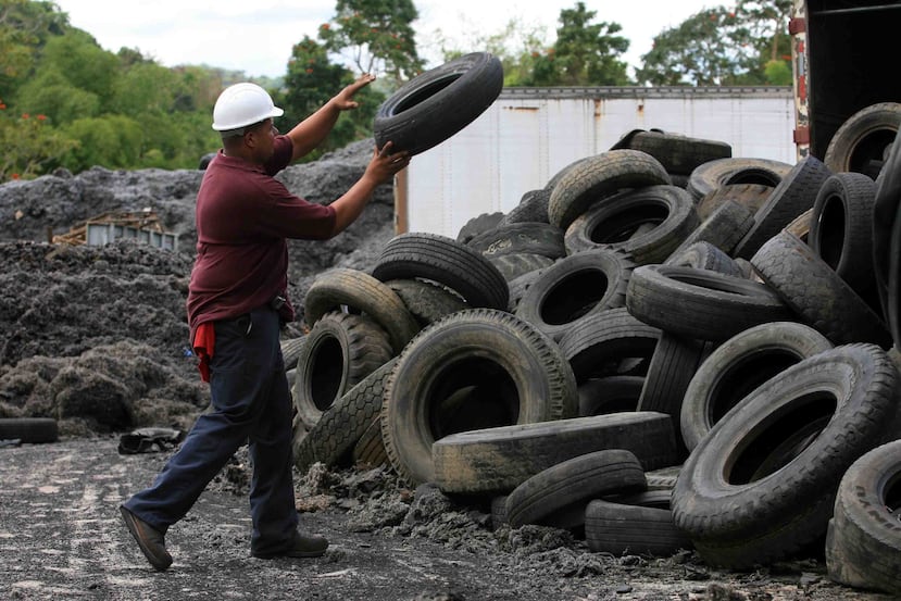 Personal de Obras Públicas Municipal estará recogiendo gomas acumuladas en gomeras y vertederos clandestinos para llevarlos a un centro de acopio.