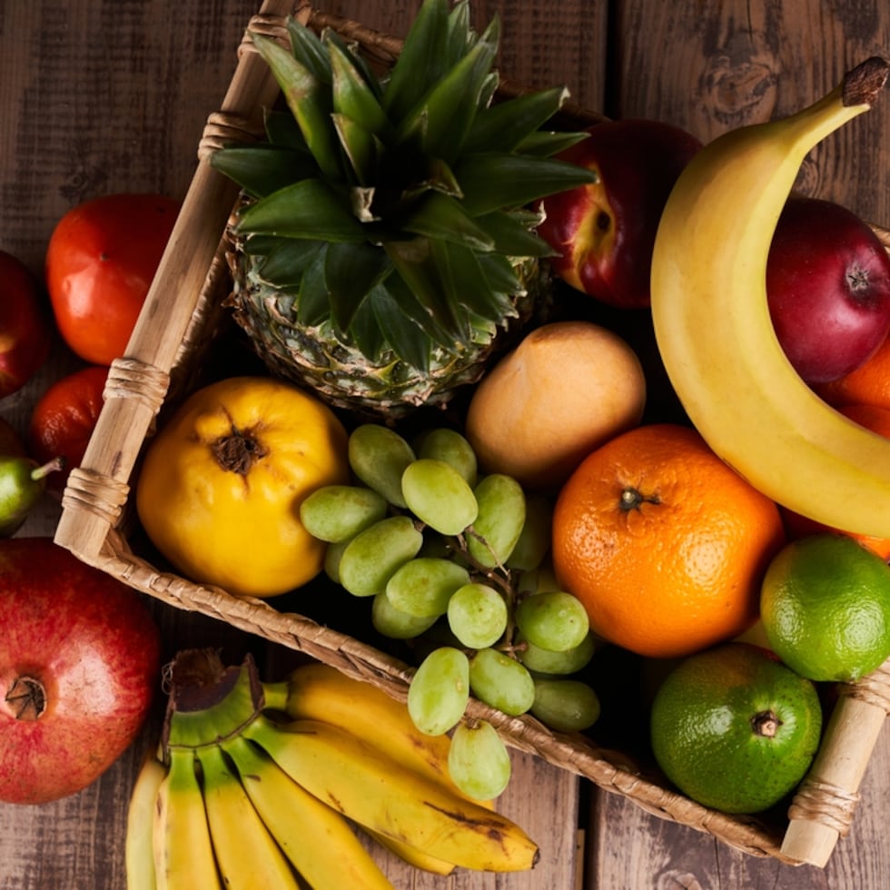 Una canasta con frutas en su interior.