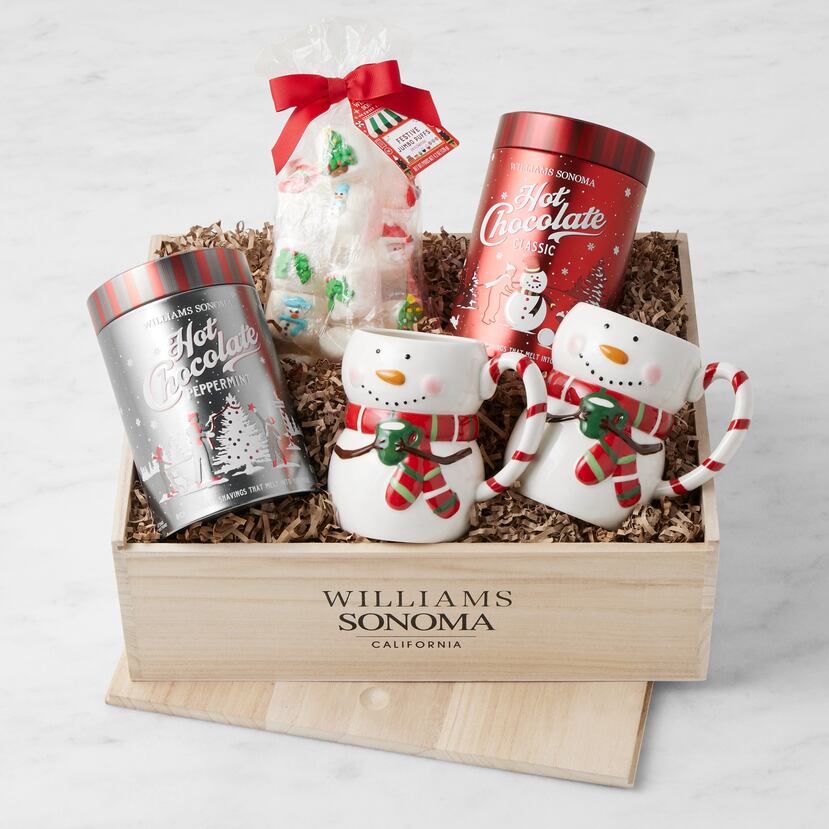 Williams Sonoma tiene una variedad de artículos para disfrutar de las fiestas navideñas, que puedes encontrar tanto en su tienda online como en su espacio ubicado en The Mall of San Juan. Uno de estos regalos es el Hot Chocolate Essentials Gift Crate, una caja que incluye chocolate clásico y chocolate de menta en polvo, "marshmallows" y dos tazas alusivas a la temporada.