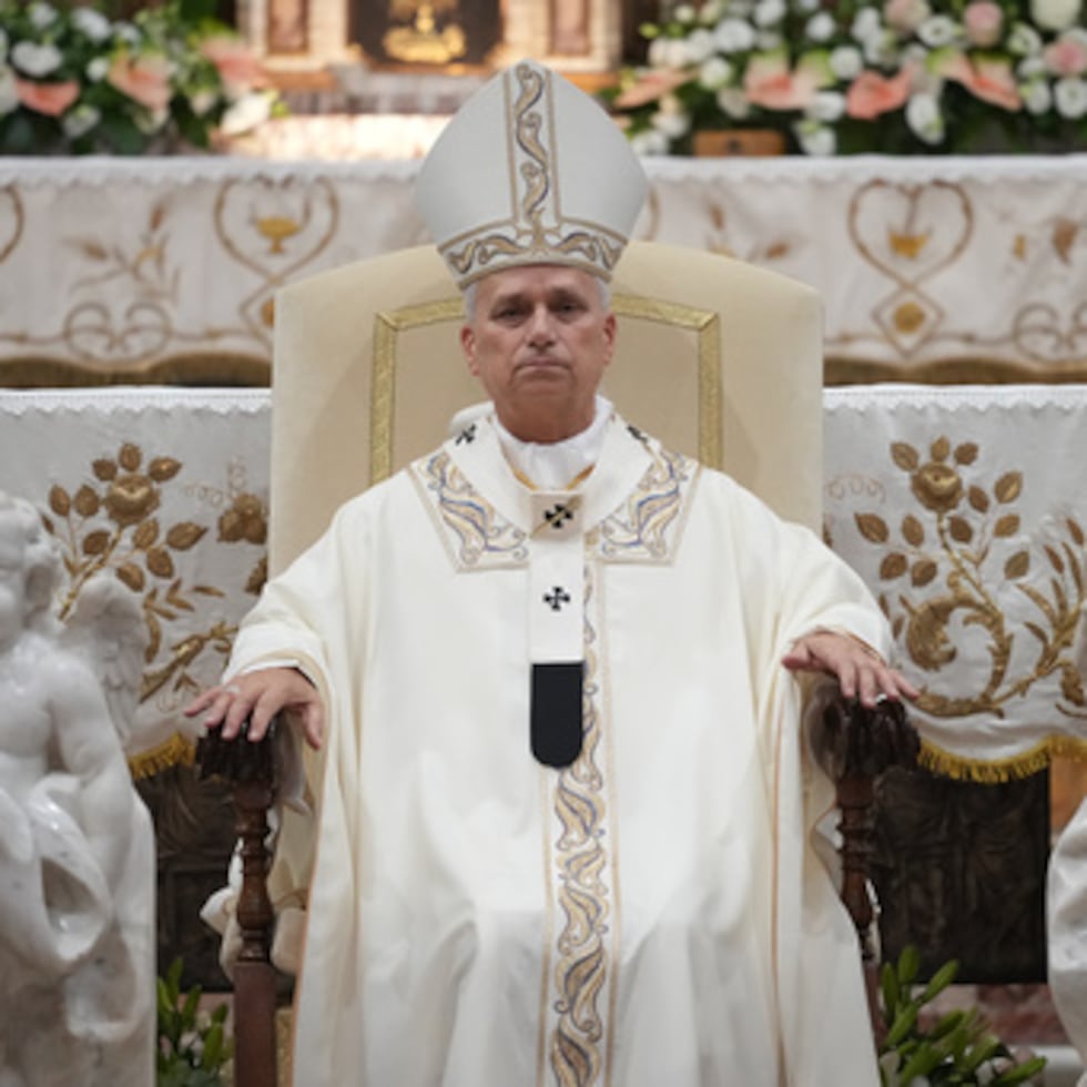 En los alrededores, los fieles podían confesarse en confesionarios improvisados con sacerdotes sentados en las orillas de las aceras para escucharlos.