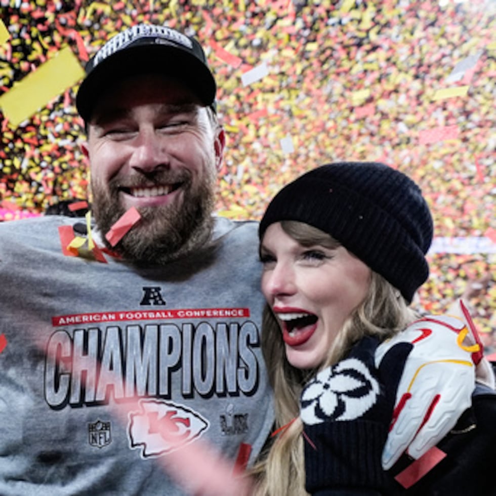 ¡Celebración! Kelce y Swift tras el triunfo de los Chiefs. ❤️🏈