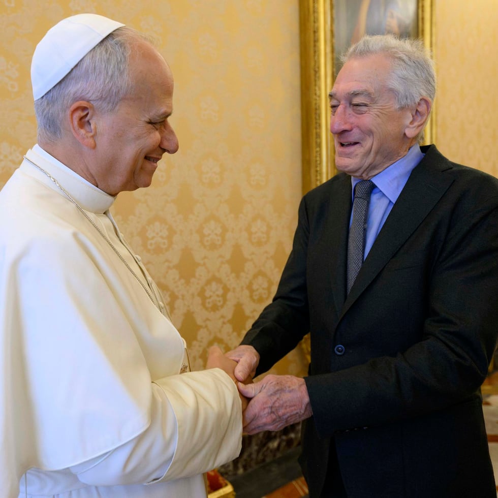 Una fotografía distribuida por Vatican Media muestra al Papa León XIV (izq.) recibiendo en audiencia al actor estadounidense Robert De Niro (der.) en el Palacio Apostólico de la Ciudad del Vaticano, el 7 de noviembre de 2025.