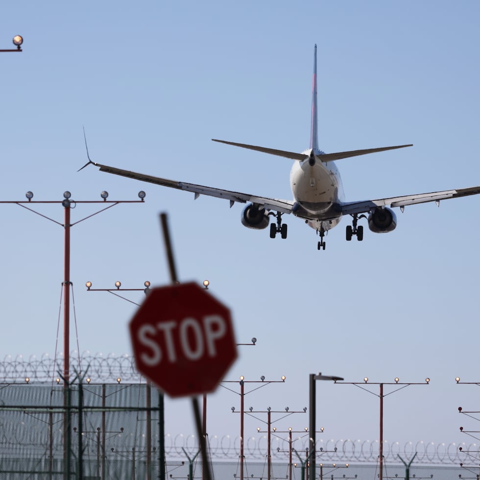 Un avión desciende para aterrizar en el Aeropuerto Internacional de Los Ángeles (LAX), en Los Ángeles, California.