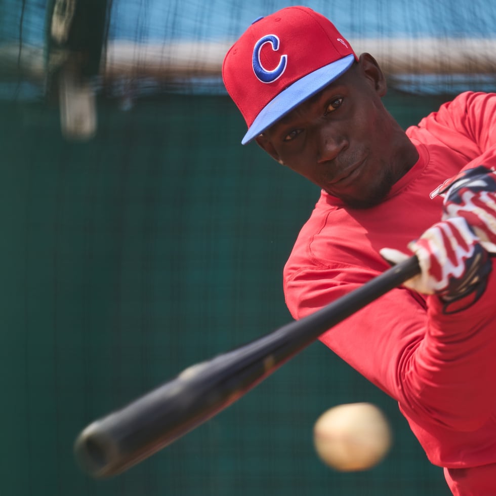 El pelotero cubano Luis Vicente Mateo batea durante una práctica en el Estadio Latinoamericano de La Habana, Cuba.