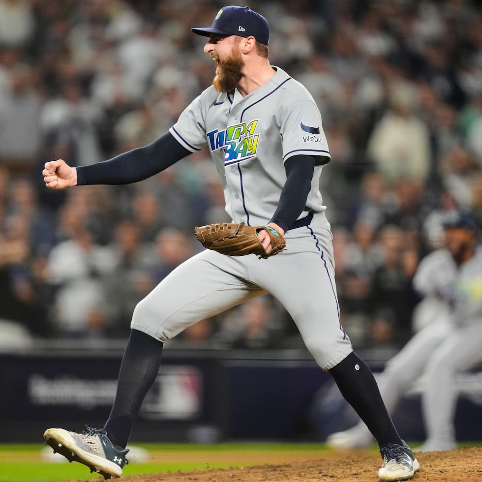 El cerrador Bryan Baker celebra el último out para el triunfo de los Rays, quienes eliminaron a los Yankees.