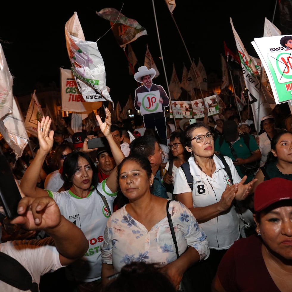 Personas asisten al cierre de campaña del candidato a la presidencia de Perú del partido Juntos por el Perú, Roberto Sánche, este miércoles en la plaza Dos de Mayo en Lima.
