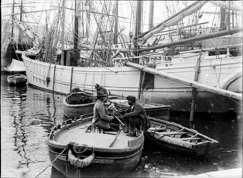 El puerto de Marsella fue uno de los principales puntos de salida de los inmigrantes franceses que partían hacia el Caribe. Hombres en un barco en el puerto de Marsella, abril de 1899.