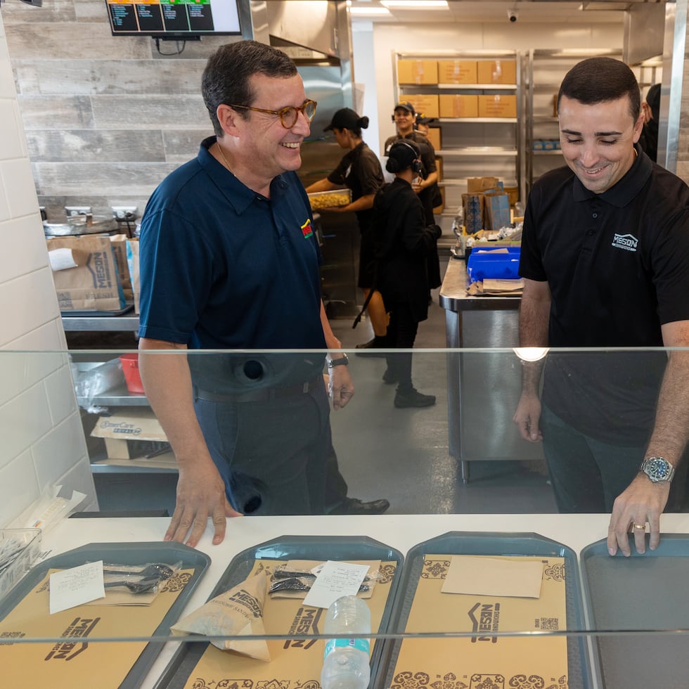 President of the chain, Gil Pérez Grajales, alongside Felipe H. Pérez, executive vice president.