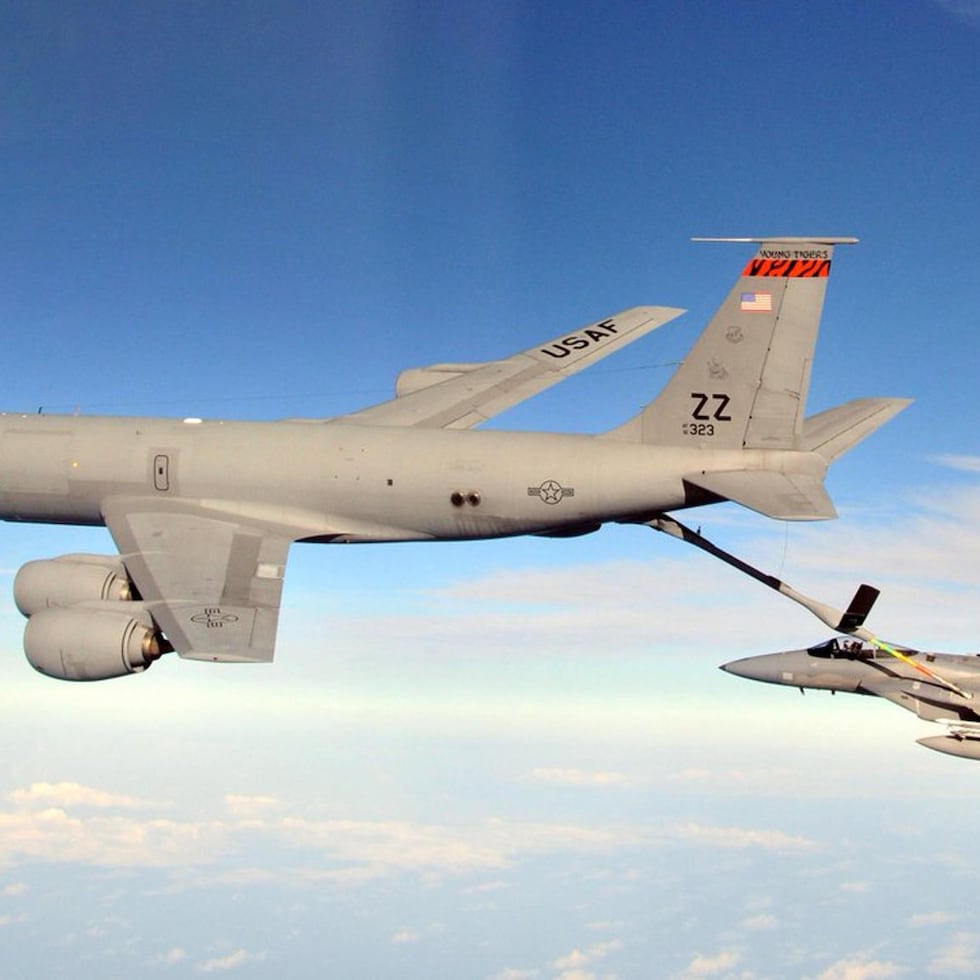 Irak volvió este viernes al centro de la guerra después de que un avión cisterna de Estados Unidos KC-135 del Ejército estadounidense se estrellara en el oeste de Irak mientras apoyaba la ofensiva contra Irán, según el Comando Central del Ejército de Estados Unidos, que agregó que se trató de un accidente no provocado ni por "fuego amigo" ni "enemigo".