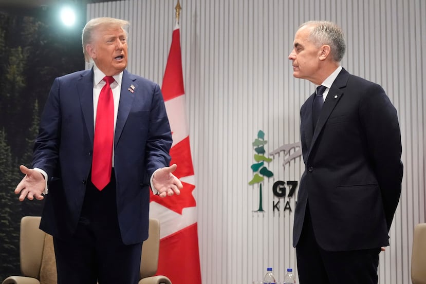 El presidente Donald Trump habla durante una reunión con el primer ministro canadiense Mark Carney en el marco de la Cumbre del G7, el lunes 16 de junio de 2025, en Kananaskis, Canadá. (Foto AP/Mark Schiefelbein)