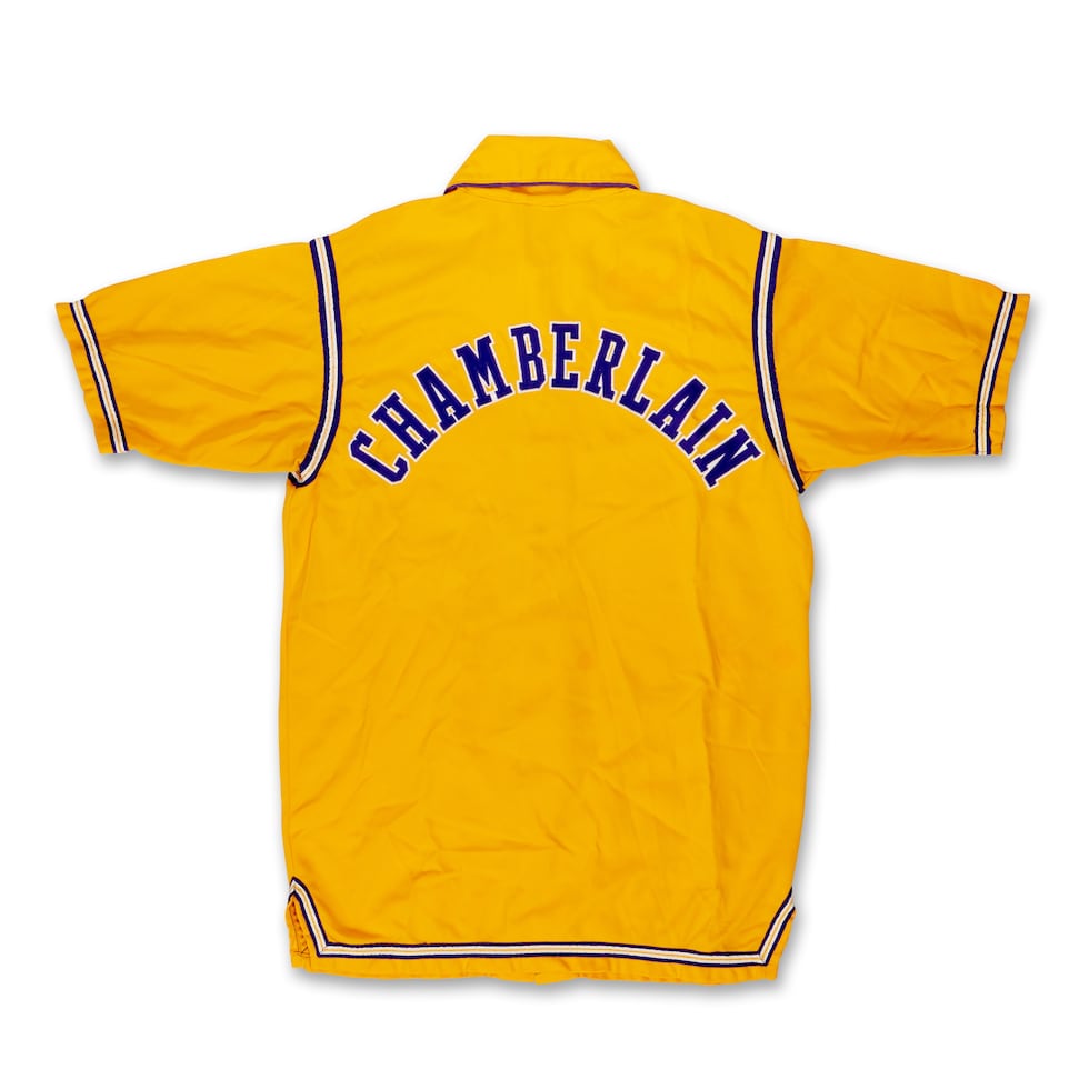 Descrita en la página web de Sotheby’s como una “extraordinaria pieza de memorabilia”, la chaqueta amarilla de manga corta que Chamberlain utilizó durante las finales de la NBA de 1972, en las que los Lakers de Los Ángeles vencieron a los Knicks de Nueva York.