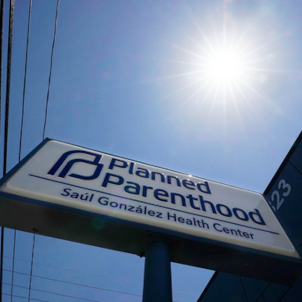 ARCHIVO - Un cartel de Planned Parenthood se muestra fuera de una instalación en Austin, Texas, el lunes 14 de agosto de 2023. (AP Photo/Eric Gay, Archivo)