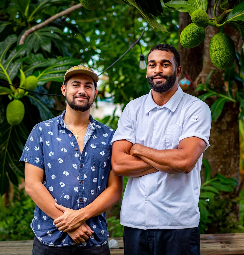 Rafael Fonseca Ferrer y Luis Guerra, propietarios y chef de Restaurante Flora, conocido por sus ingredientes frescos de un huerto comunitario en su patio, tipo “farm-to-table.” (Isabel Ferré Sadurní)