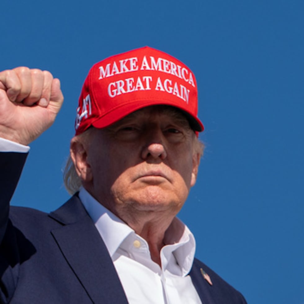 El presidente Donald Trump gesticula mientras sube al Air Force One en el aeropuerto de Morristown, el lunes 7 de septiembre de 2026, en Morristown, Nueva Jersey.