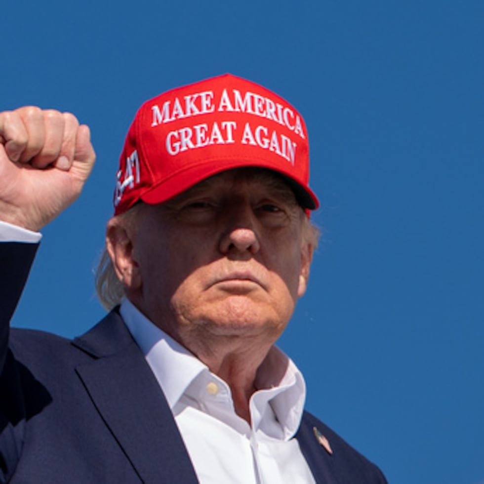 El presidente Donald Trump gesticula mientras sube al Air Force One en el aeropuerto de Morristown, el lunes 7 de septiembre de 2026, en Morristown, Nueva Jersey. (Foto AP/Julia Demaree Nikhinson)