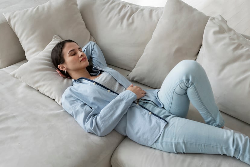 Disfrutar de un descanso reparador y mantener horarios de sueño regulares fomenta un estilo de vida más sosegado y cardiosaludable. Foto: Magnific.
