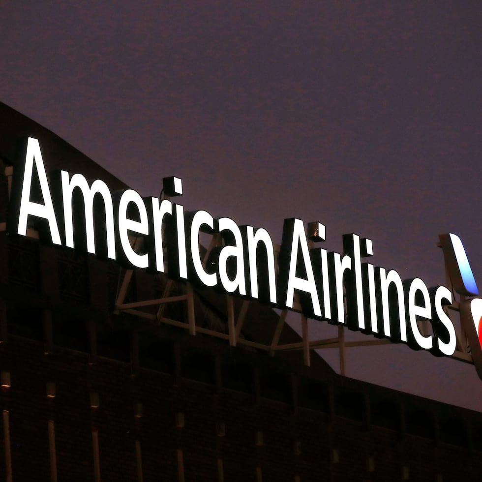 Un comunicado de SkyWest, una aerolínea regional operada por American Airlines, indicó que el avión “regresó a Omaha por precaución extrema después de experimentar problemas de comunicación con un micrófono de la tripulación de vuelo”.