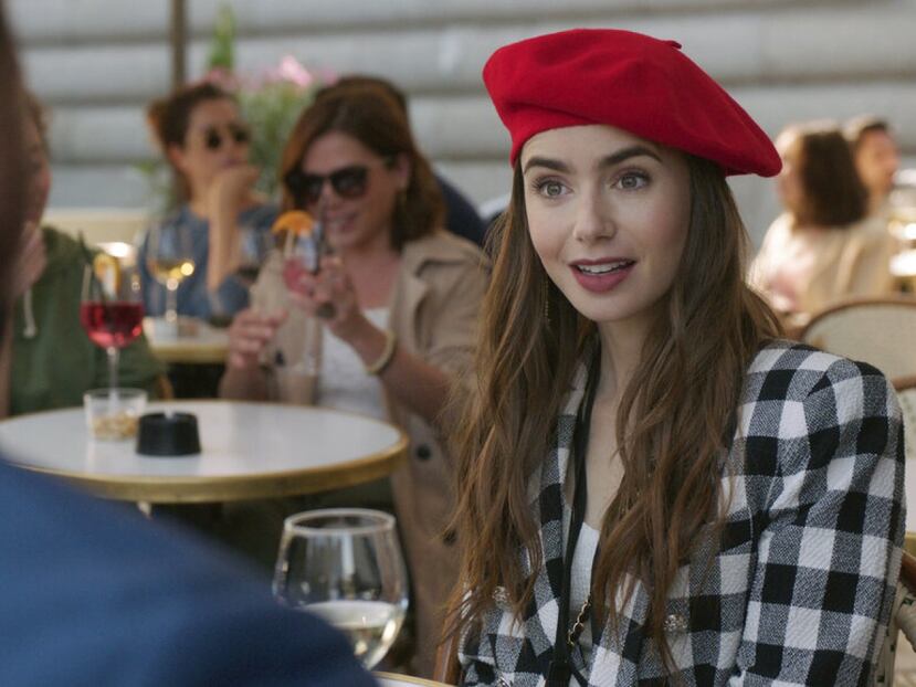 Lily Collins como Emily Cooper en esta particular comedia romántica.