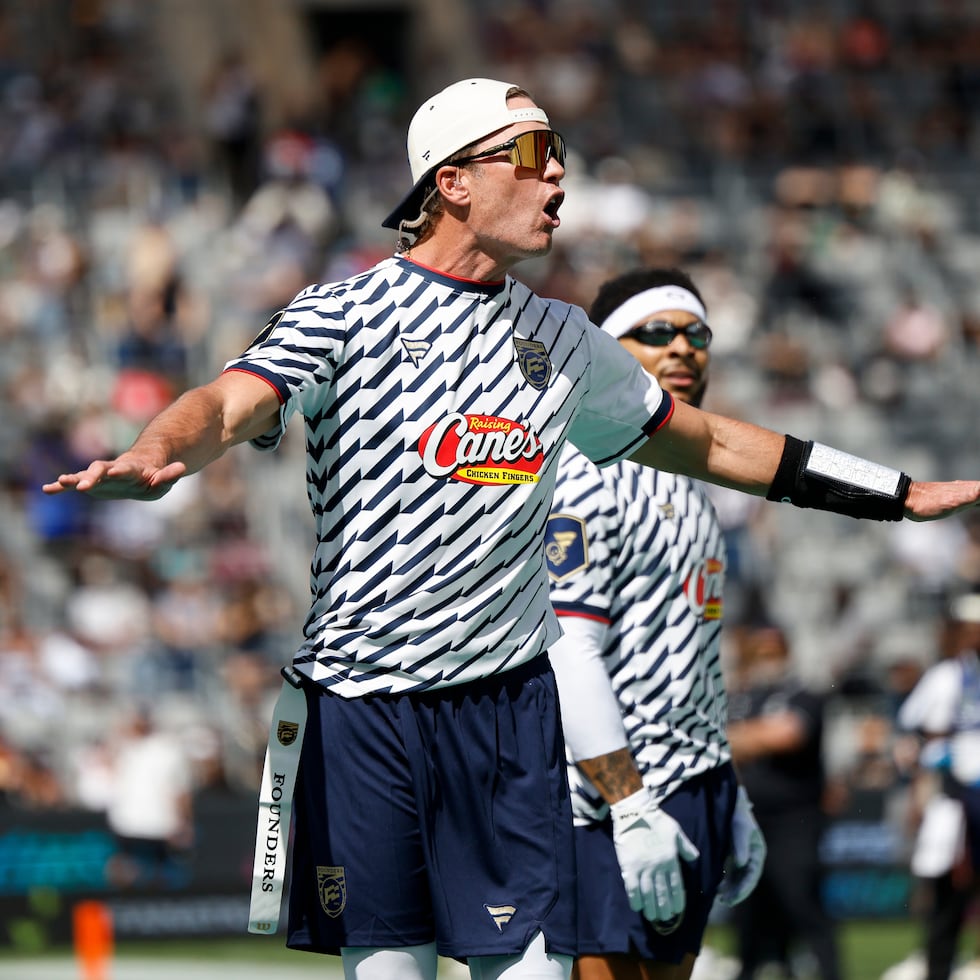 Tom Brady admitió en una entrevista que hizo preguntas acerca de las reglas de la NFL sobre la posibilidad de que un propietario minoritario de equipo pueda jugar en la liga.