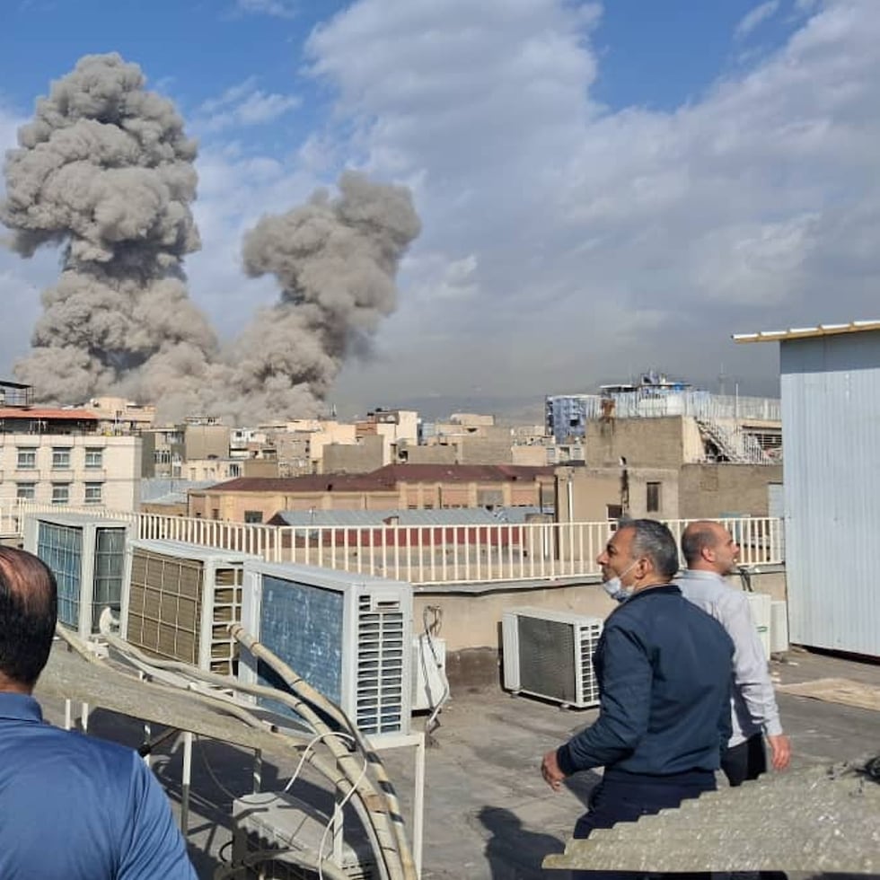 Personas observan mientras se levanta humo después de una explosión en Teherán, capital de Irán el pasado 28 de febrero de 2026.