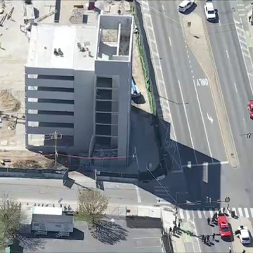 Los equipos rescataron a tres personas, incluida una que sufrió heridas críticas y más tarde murió en el hospital, indicó el comisionado de Bomberos de Filadelfia.