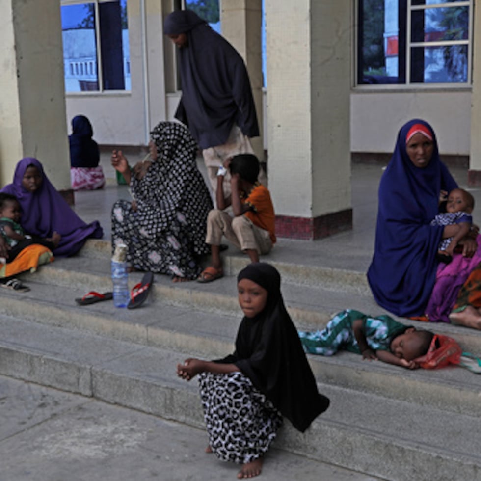 Pacientes sentados a la entrada del Hospital Banadir en Mogadiscio, Somalia, el martes 11 de noviembre de 2025. (AP Photo/Farah Abdi Warsameh)