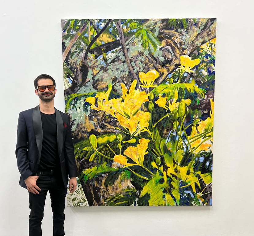 El artista puertorriqueño Jun Martínez, junto a su obra "Quince segundos antes de la medianoche”.