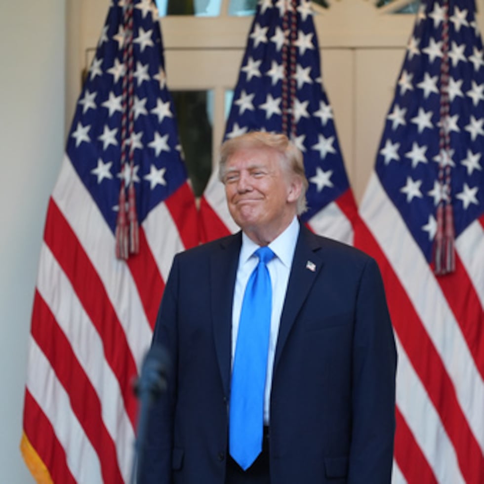 El presidente Donald Trump afirmó que no creía que el conflicto fuera a durar "mucho más" y volvió a restar importancia a las sugerencias de que su impopularidad y los altos precios de la gasolina, derivados del control asfixiante de Irán sobre el estrecho de Ormuz, afectarían a las elecciones de los republicanos.