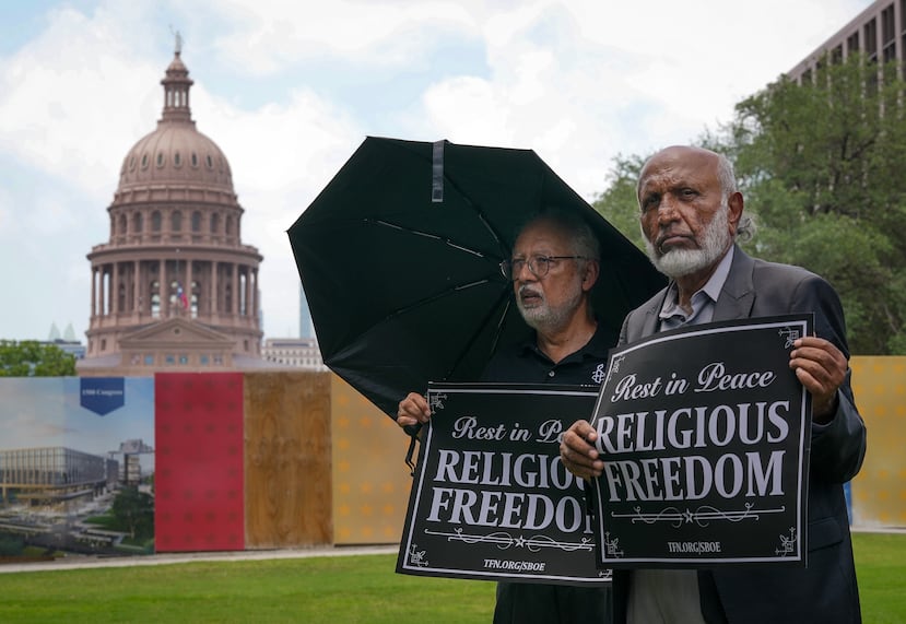 Mohammed Nasrullah (izquierda) y Aziz Soomro, ambos de Houston, participan en una protesta interreligiosa con temática funeraria frente al edificio Barbara Jordan en Austin el lunes 22 de junio de 2026. (Jay Janner/Austin American-Statesman vía AP)