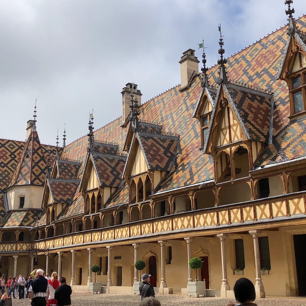 Hotel-Dieu con techos de teja barnizada.