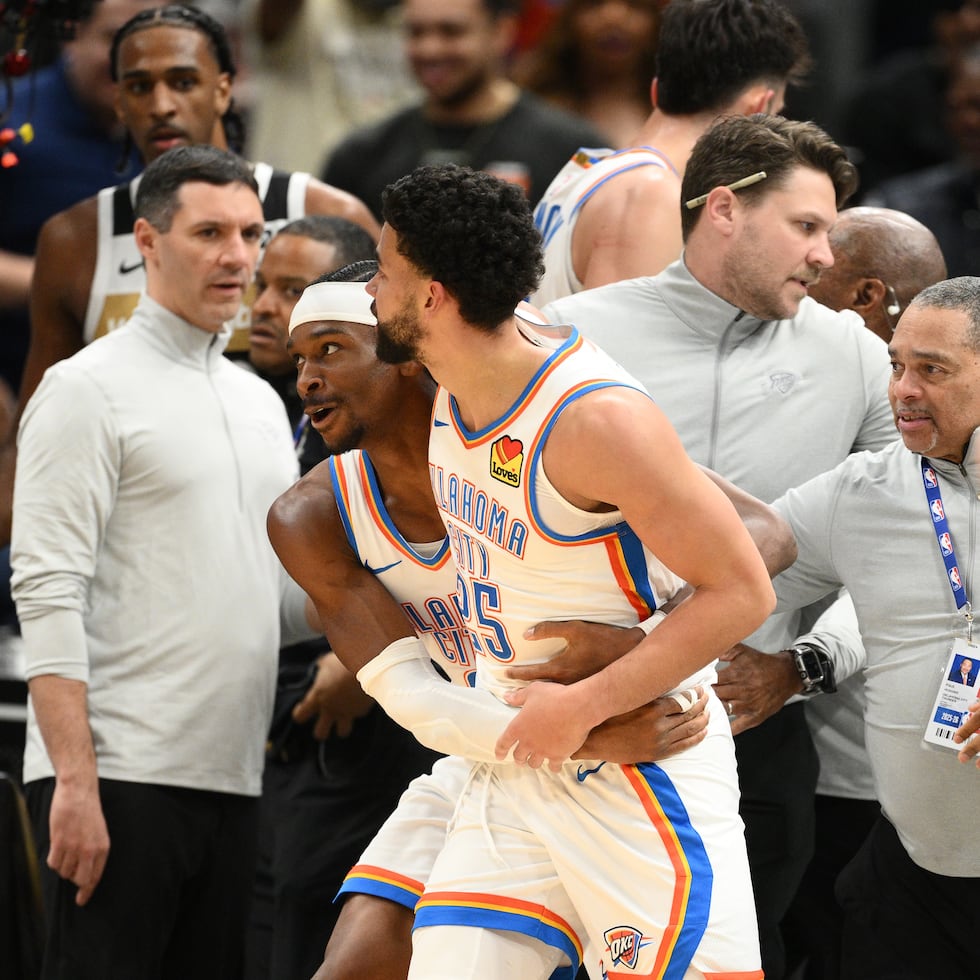 Shai Gilgeous-Alexander aguanta a su compañero Ajay Mitchell (25) después de una trifulca entre el Thunder y los Wizards.