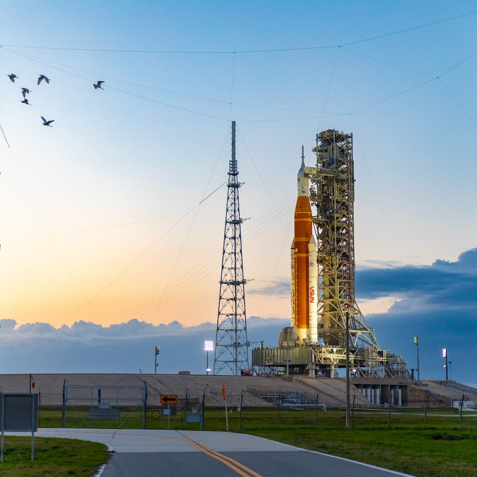 Fotografía del 25 de marzo de 2026 cedida por la NASA del cohete SLS (Sistema de Lanzamiento Espacial) de la misión Artemis II, con la nave espacial Orion en su cúspide.