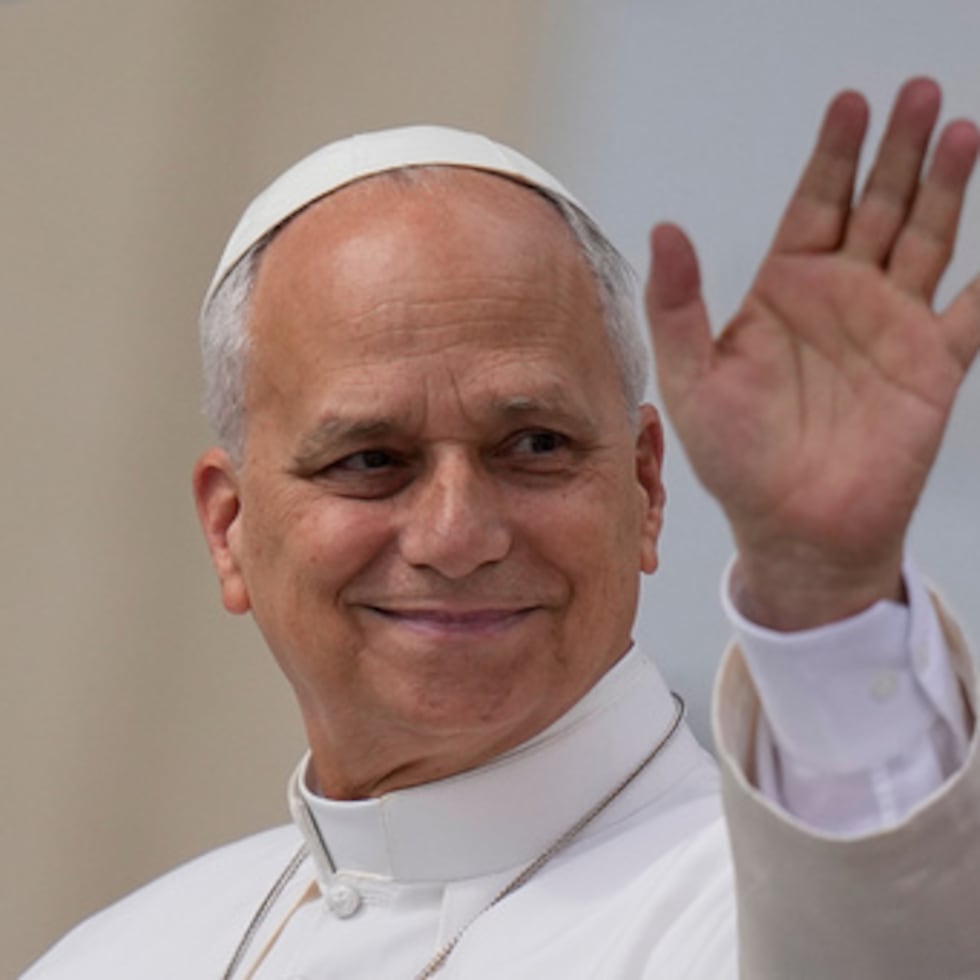 El papa León XIV llega a su audiencia general semanal en la Plaza de San Pedro, en el Vaticano, el miércoles 13 de mayo de 2026. (AP Foto/Alessandra Tarantino)