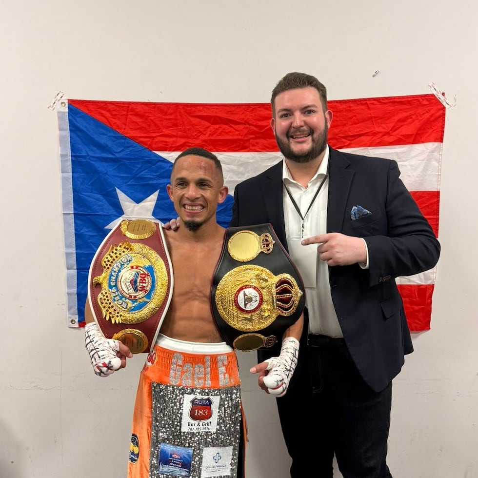 René “Chulo” Santiago (izquierda) posa con sus dos cinturones de las 108 libras junto a Félix Zabala III.