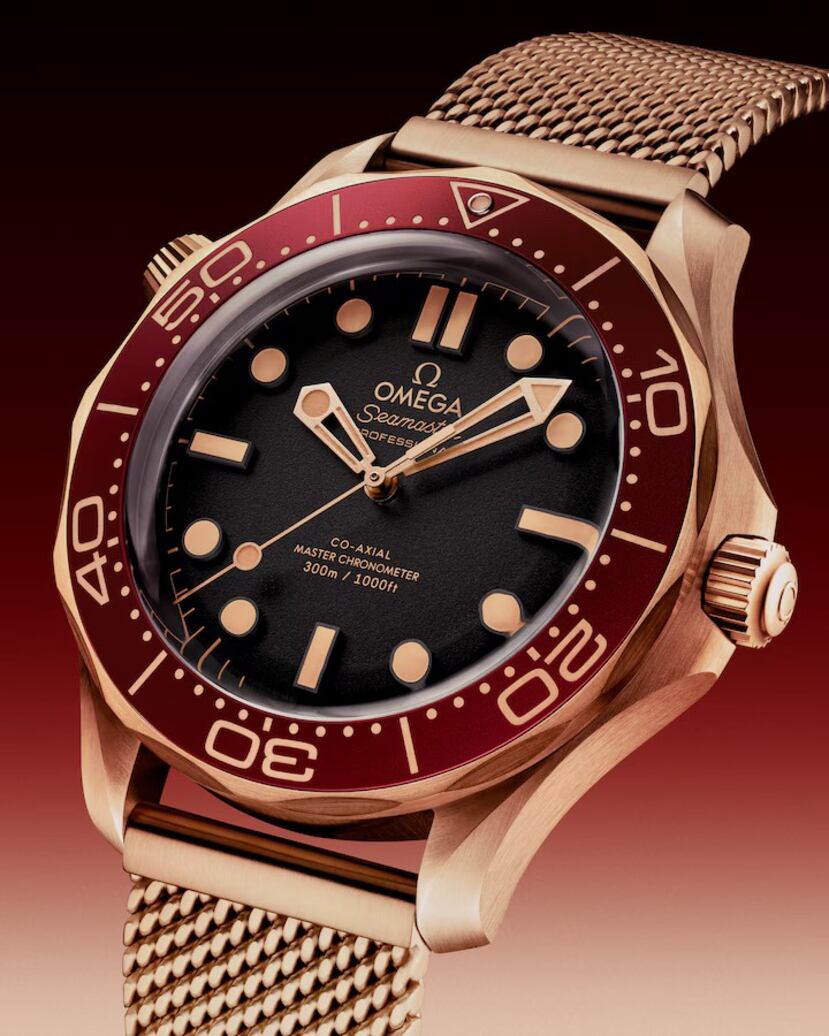 El Omega Seamaster Diver 300M, 42 mm, está hecho en el exclusivo oro bronce de OMEGA, en el segundo nivel.