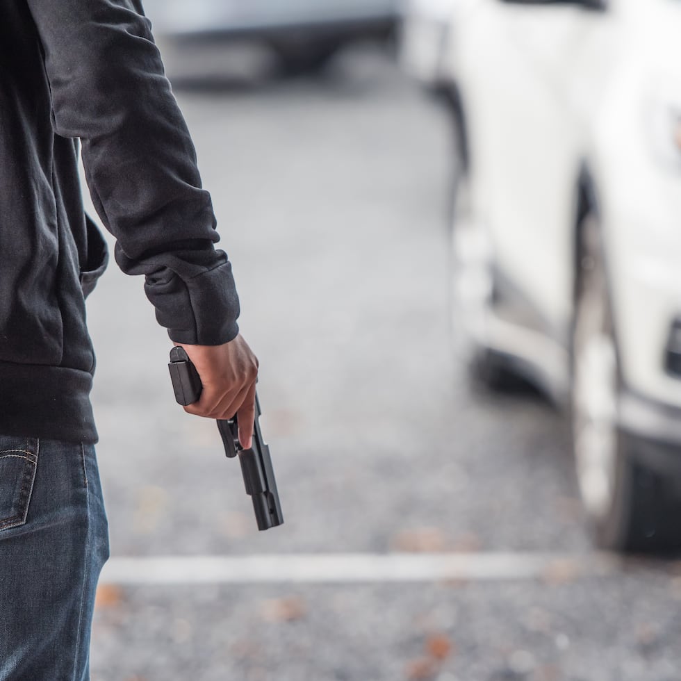 El perjudicado relató que, al llegar aproximadamente al kilómetro 117.3, observó un BMW blanco cuyo conductor aceleró y perdió el control del vehículo.