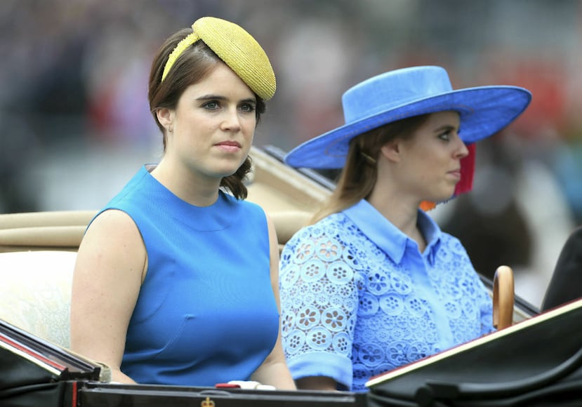 Las princesas Eugenie y Beatrice, hijas del príncipe Andrew y Sarah Ferguson también acudieron al evento con la realeza que marca el inicio del encuentro deportivo. (AP)