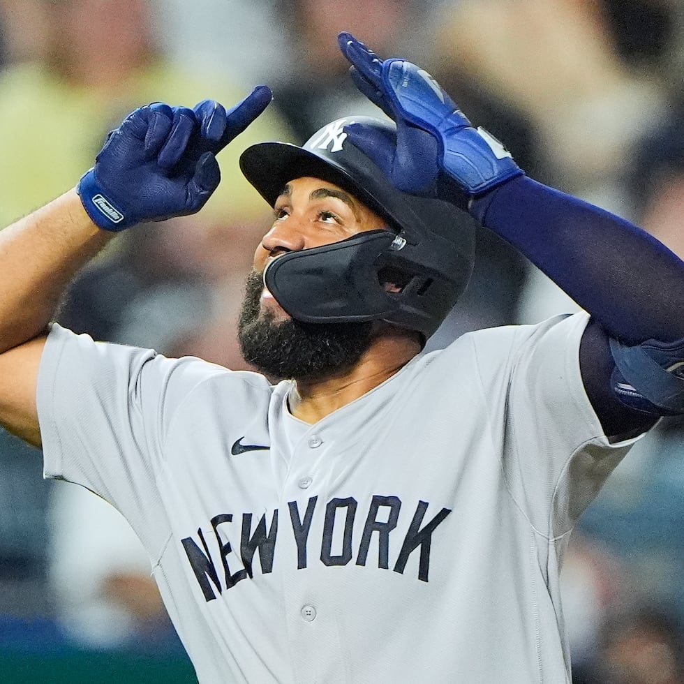 El dominicano Amed Rosario, de los Yankees de Nueva York, celebra su jonrón de dos carreras ante Kansas City, uno de dos que conectó en el juego.