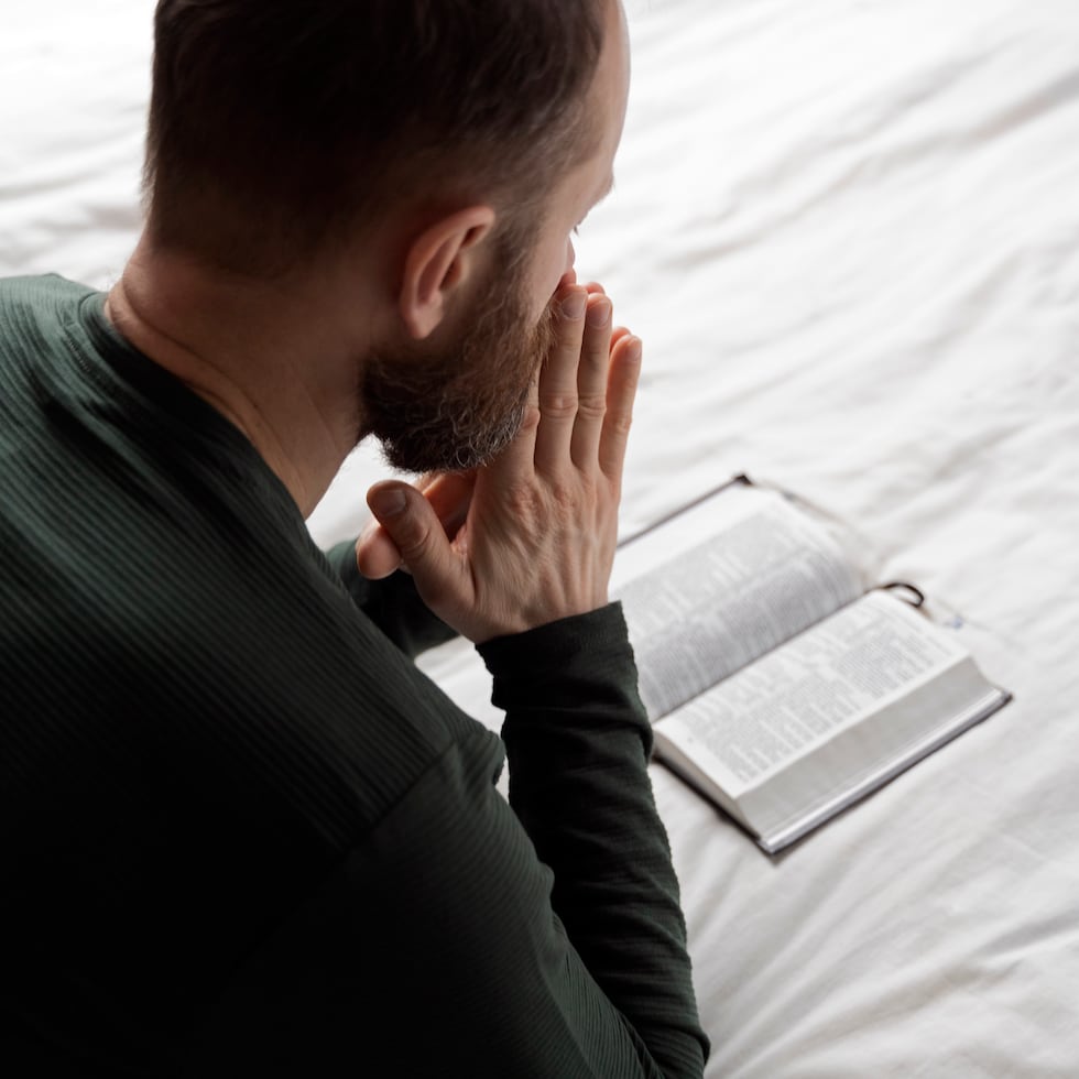 Estudiar el origen y los fundamentos de tu religión; volver a leer las escrituras; entender para qué sirven la oración o la meditación y reconocer el valor subjetivo de estas prácticas, fortalecerá tu conexión con lo espiritual y reducirá tu sensación de vacío.